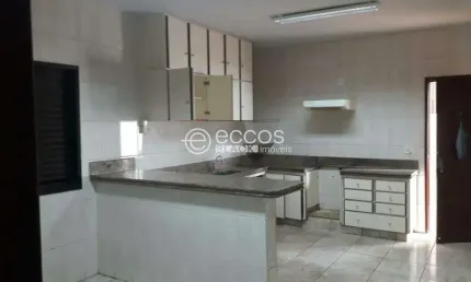 Casa à venda, 7 quartos, 1 suíte, 4 vagas, Cidade Jardim - Uberlândia/MG