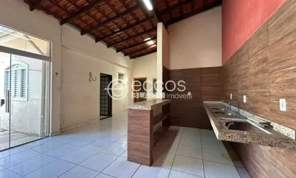 Casa à venda, 5 quartos, 2 suítes, 4 vagas, Santa Mônica - Uberlândia/MG