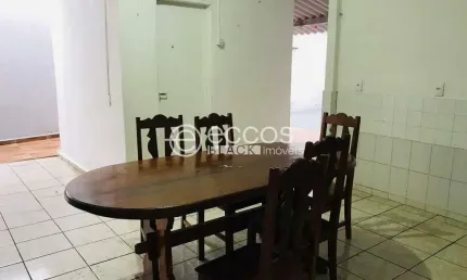 Casa para aluguel, 5 quartos, 1 suíte, 2 vagas, Osvaldo Rezende - Uberlândia/MG