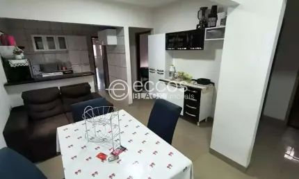 Casa para aluguel, 3 quartos, 2 vagas, Laranjeiras - Uberlândia/MG