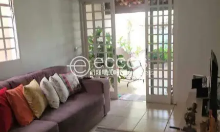 Casa à venda, 2 quartos, 3 vagas, granada - uberlândia/mg