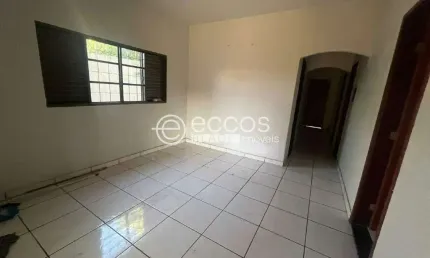 Casa à venda, 5 quartos, 2 suítes, 2 vagas, Santa Mônica - Uberlândia/MG