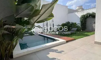 Casa à venda, 3 quartos, 1 suíte, 4 vagas, Jardim das Palmeiras - Uberlândia/MG