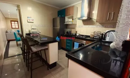 Ótimo sobrado em condomínio fechado com quintal e churrasqueira