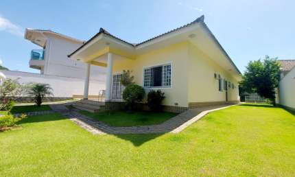 CASA LINEAR COM 240M2, 2 QUARTOS, 1 SUÍTE, ÁREA GOURMET, DEPENDÊNCIA COMPLETA - CONDOMÍNIO PASSAREDO – TAQUARA.