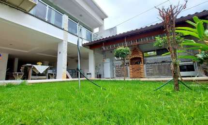 CASA LINEAR MODERNA À VENDA, 4 SUÍTES E ÁREA GOURMET – TAQUARA.