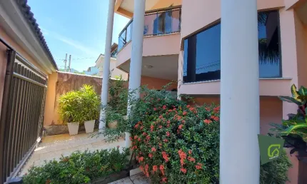 CASA CONTEMPORÂNEA EXCLUSIVA EM CONDOMÍNIO FECHADO, 4 QUARTOS, 2 SUÍTES, DEPENDÊNCIA, ÁREA GOURMET, PISCINA, 2 VGAS – LAZER, CONFORTO E PRIVACIDADE!