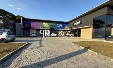 Excelente Espaço Comercial com 2 banheiros privativos, 160m2 no Bacacheri.