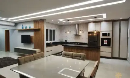 Cobertura luxuosa com vista para a montanha decorada com requinte