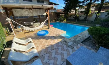 Casa de alto padrão com 4 dormitórios à 120m² da praia grande.