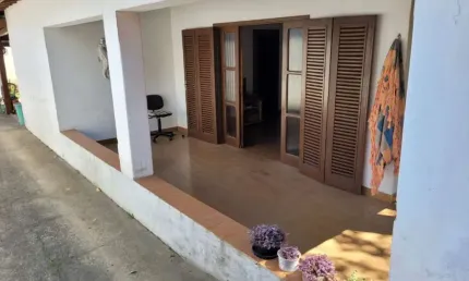 Imóvel com potencial comercial na praia da enseada à venda!