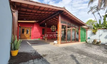 Casa aconchegante com 3 dormitórios e piscina no centro de ubatuba à venda!