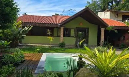 Casa a venda de 2 dormitórios com piscina localizada no bairro da ressaca ubatuba