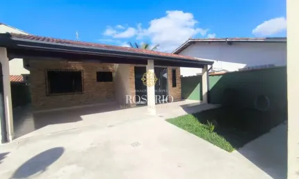 Casa no centro de ubatuba com 3 dormitórios e 4 vagas para locação definitiva.