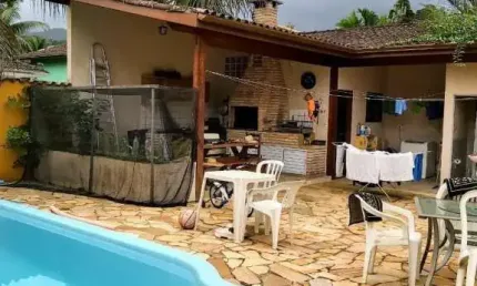 Casa de alto padrão dentro de condominio fechado com 3 dormitórios.