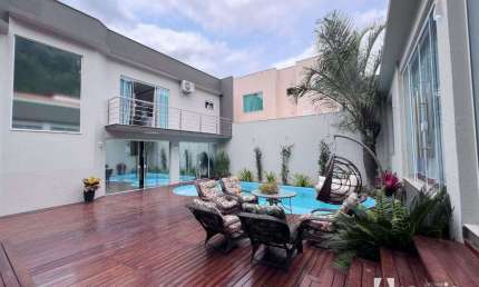 Casa com piscina e 3 suítes + 1 dormitório no bairro Ressacada