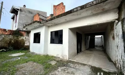 Terreno com casa em construção no Bairro Espinheiros em Itajaí