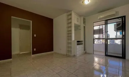 Apartamento semimobiliado com 1 suíte e 1 dormitório no Centro de Itajaí