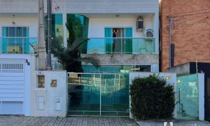 Sobrado semimobiliado com 3  suítes  em Balneário Camboriú