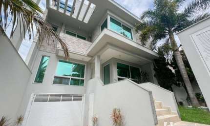 Casa com elevador e 5 suítes na Praia Brava em Itajaí