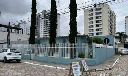 Casa averbada com 1 suíte e 3 dormitórios no bairro São João em Itajaí