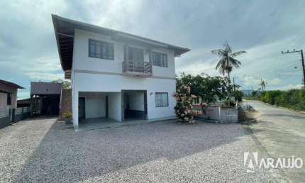 Casa com 1 suíte e 2 dormitórios no Centro de Ilhota