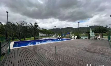 Apartamento com 2 dormitórios no bairro Espinheiros em Itajaí