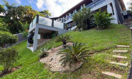 Casa com piscina e 3 suítes + 1 dormitório no bairro Fazenda em Itajaí