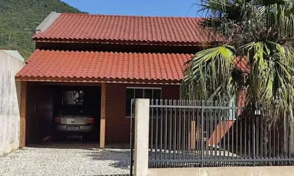 Casa em localização privilegiada com 1 suíte e 1 dormitório no bairro Fazenda em Itajaí