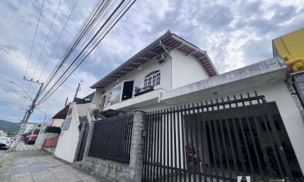 Casa com 1 suíte e 3 dormitórios + sala comercial no bairro São Judas em Itajaí