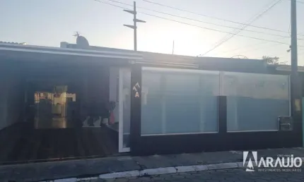 Casa com piscina e 1 suíte + 2 dormitórios no bairro Espinheiros em Itajaí
