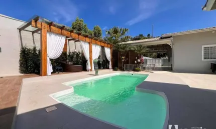 Casa mobiliada com piscina e 1 suíte + 2  demi-suítes no bairro Itaipava em Itajaí