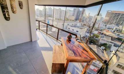 Apartamento semi mobiliado com 1 suíte e 2 dormitórios no Centro de Itajaí