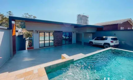 Casa com piscina e 4 suítes no bairro Fazendinha em Itajaí