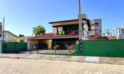 Casa com 3 dormitórios e kitinets no Ressacada em Itajaí