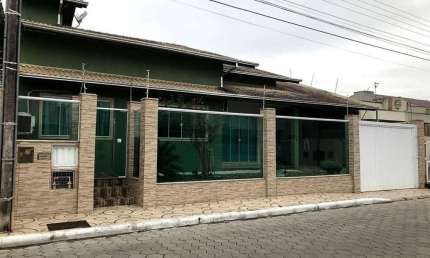Casa com 1 suíte e 1 dormitório no bairro Espinheiros em Itajaí