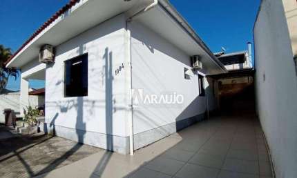 Casa com 03 dormitórios sendo 01 suíte no jd iate clube em balneário camboriú