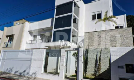 Casa com 1 suíte master e 4 demi-suítes na Praia dos Amores em Balneário Camboriú