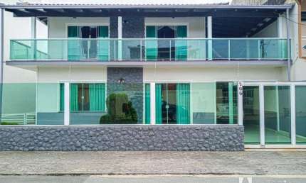 Casa semimobiliada com 2 dormitórios e 1 suíte com banheira no Cordeiros em Itajaí