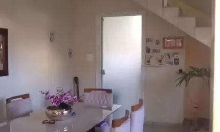 Casa geminada com 03 quartos, próximo a supermercado Dia