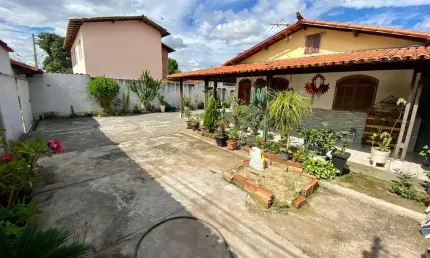 Casa de 03 quartos com area de lazer proxima ao centro