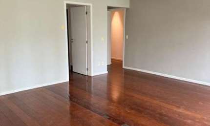 Excelente e luxuoso apartamento localizado no melhor ponto residencial da Savassi. 04 quartos sendo 02 suítes, 02 amplas salas de estar e jantar, cozinha com armários, fogão embutido com coifa, acabam