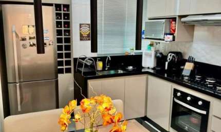 Apartamento moderno em Ibirité, com 03 quartos, 02 salas conjugadas, cozinha com armários, cooktop, forno e exaustor, bancada em granito, porcelanato, armários nos quartos, acabamento finíssimo. Finan