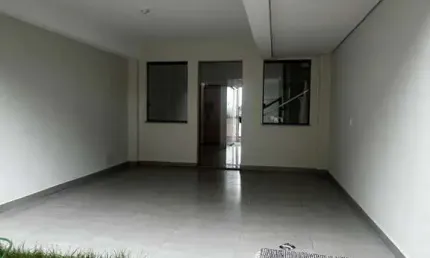 Casa com excelente acabamento sendo 03 quartos arejados com vista para a cidade e a poucos metros da praça Milton Campos.