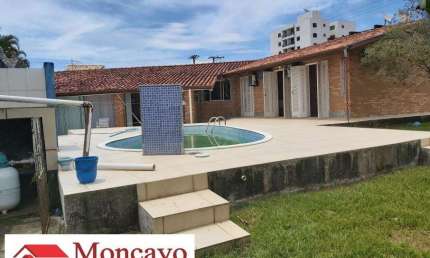 Casa com amplo terreno, de esquina, com piscina - Martim de sá
