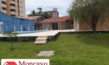 Casa com amplo terreno, de esquina, com piscina - Martim de sá