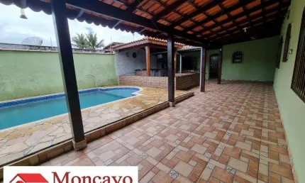 Casa com piscina, ampla varanda, churrasqueira e fogão a lenha