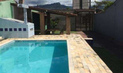 Casa tipo edícula, com piscina e espaço gourmet, perto do mar.