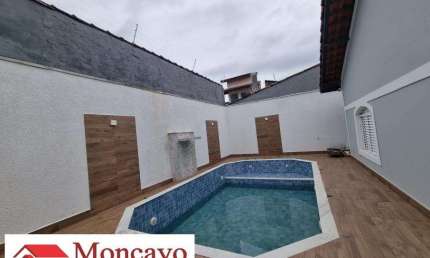 Casa com 4 suítes, piscina, varanda e dois ambientes de sala.