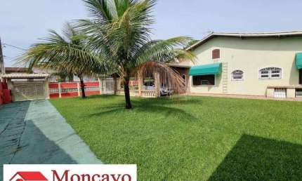 Casa em amplo terreno de 710 ms, com piscina e churrasqueira